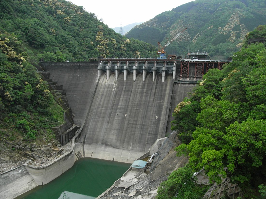 塚原ダム(耳川に架かる塚原ダム)