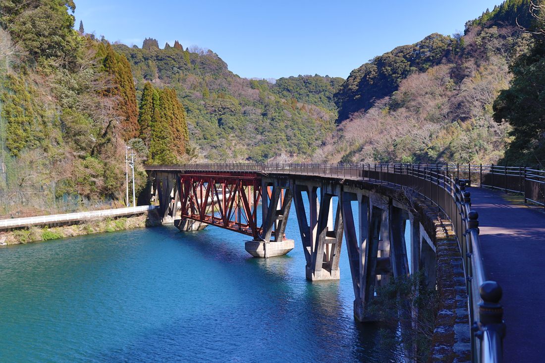 旧第三五ヶ瀬川橋梁の鋼製トラスと橋脚