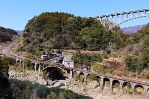 旧綱ノ瀬橋梁（日之影町）大小のコンクリートアーチが連なる鉄道橋