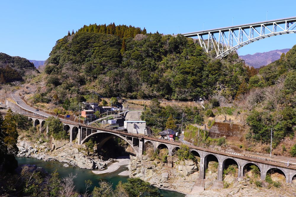 旧綱ノ瀬橋梁(日之影町)大小のコンクリートアーチが連なる鉄道橋