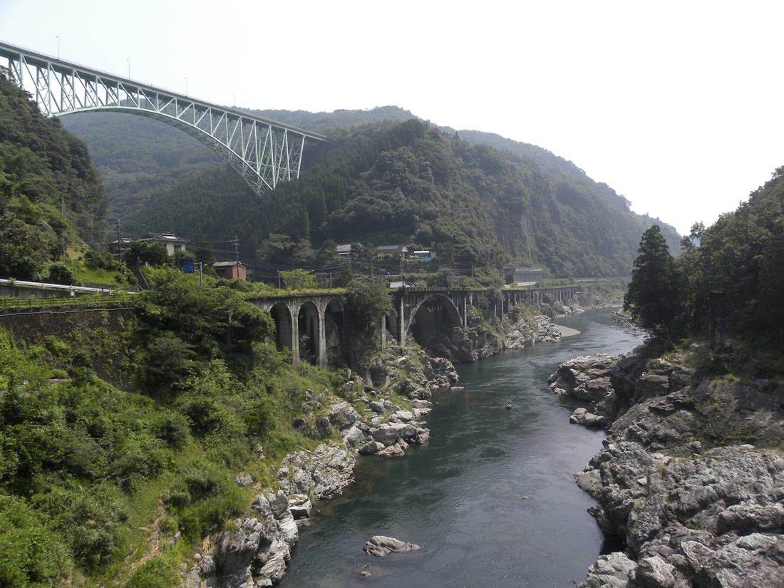 旧綱ノ瀬橋梁と五ヶ瀬川の流れ