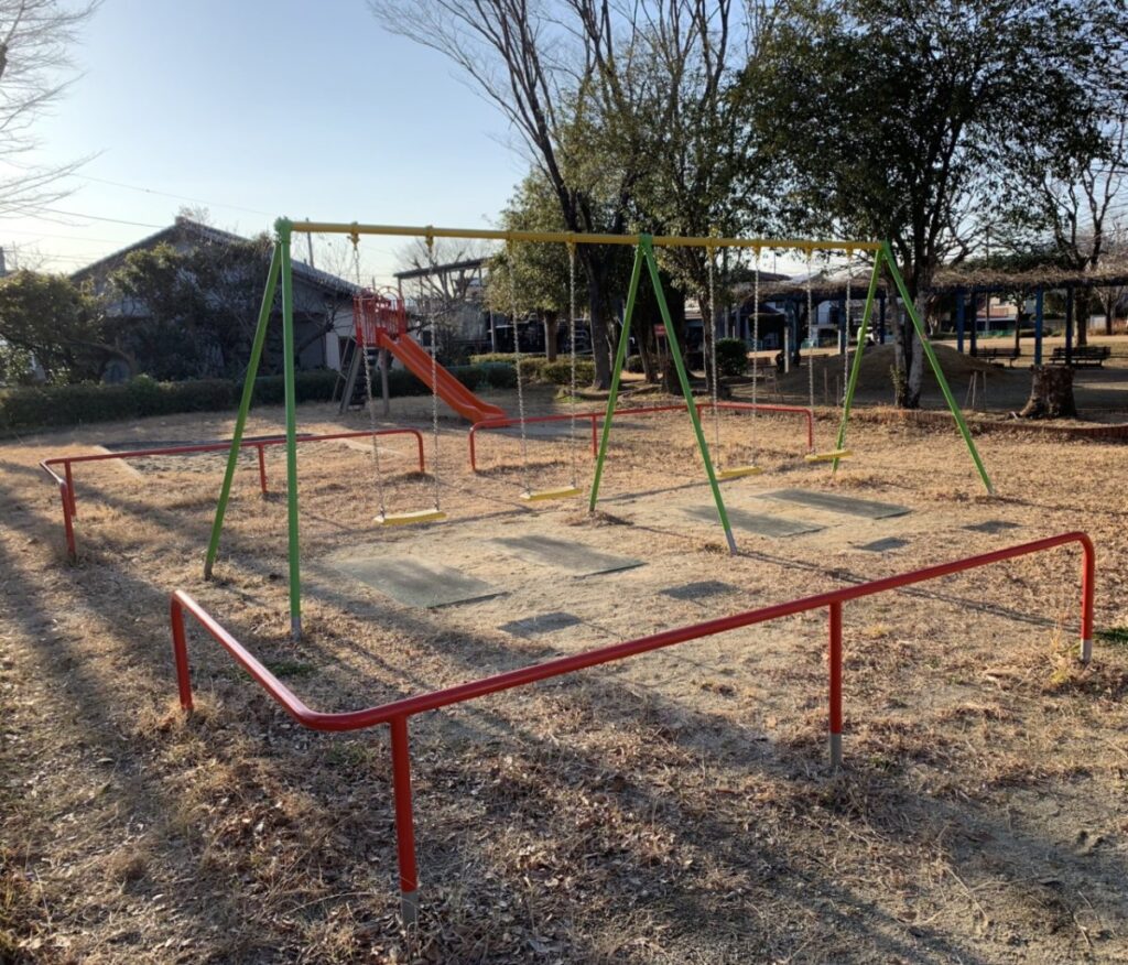 大瀬町児童公園の遊具エリア