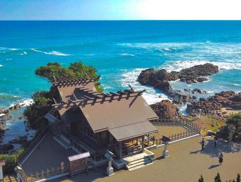 伊勢ヶ浜ビーチに隣接する大御神社の社殿と海岸線