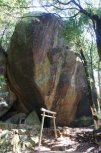 神さん山（巨岩が支え合う岩屋と鳥居）