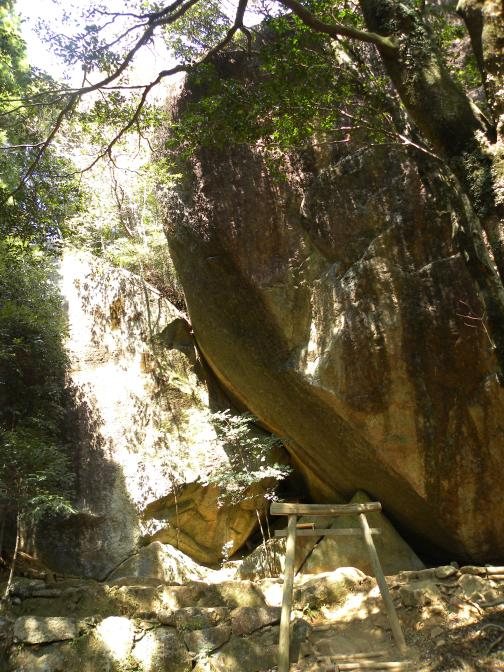 神さん山（下から見上げた巨岩）