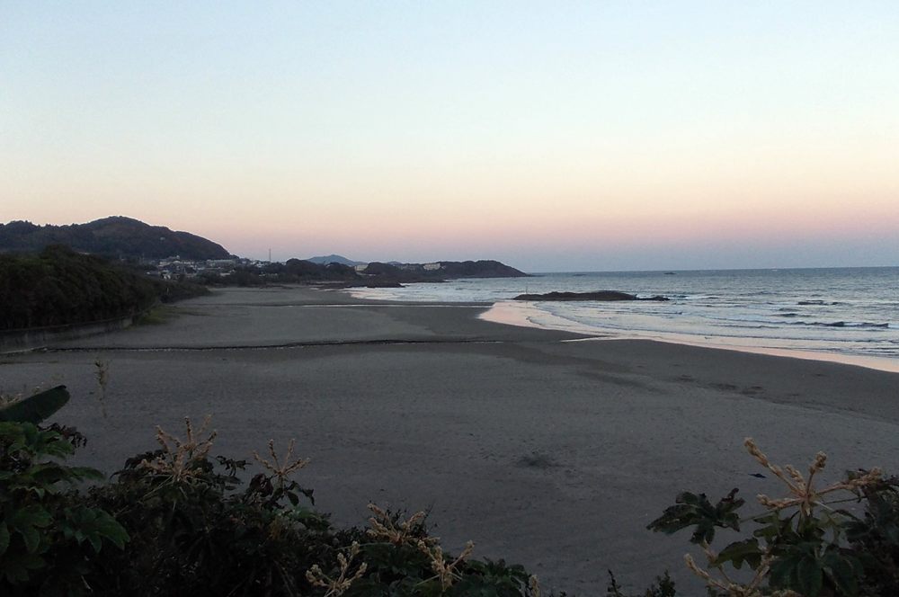日向市・金ヶ浜のエメラルドグリーンの海