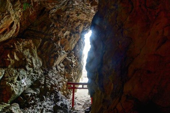 岩の洞窟の奥に見える大御神社の赤い鳥居