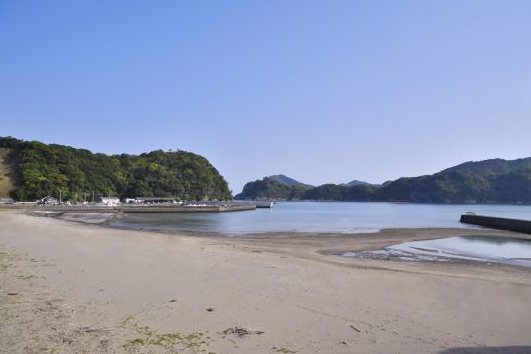 穏やかな海に面した須美江海水浴場の砂浜
