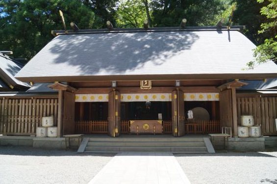参道の先に見える天岩戸神社の社殿