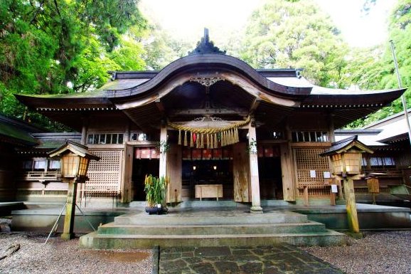 緑に囲まれた高千穂神社の拝殿