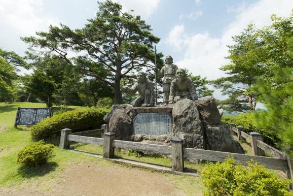 国見ヶ丘の丘の上に立つ像と碑
