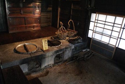 鶴富屋敷の内部にあるかまどと窓