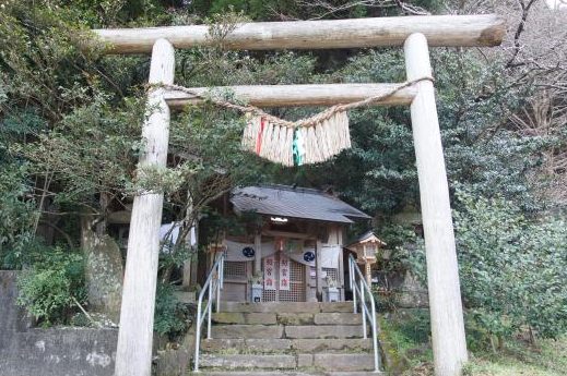 石段の先に木の鳥居と小さな社殿が見える荒立神社