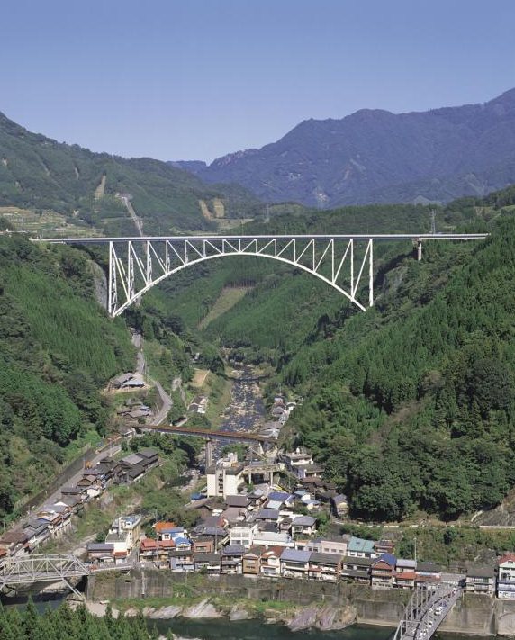 渓谷にかかる青雲橋と眼下に広がる集落