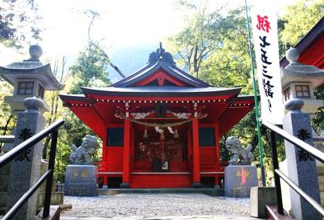 石段の上に立つ朱塗りの椎葉厳島神社の社殿と狛犬