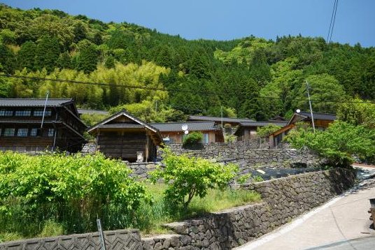 十根川集落（石垣と伝統家屋が並ぶ十根川集落）