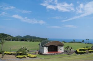 日向岬グリーンパーク（日向岬グリーンパークの芝生広場と野外ステージ）
