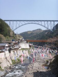 日之影川こいのぼり（青雲橋の下に泳ぐこいのぼり）