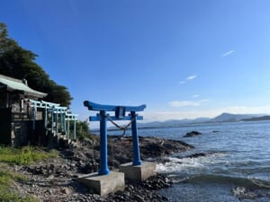港神社（海沿いに並ぶ青い鳥居）