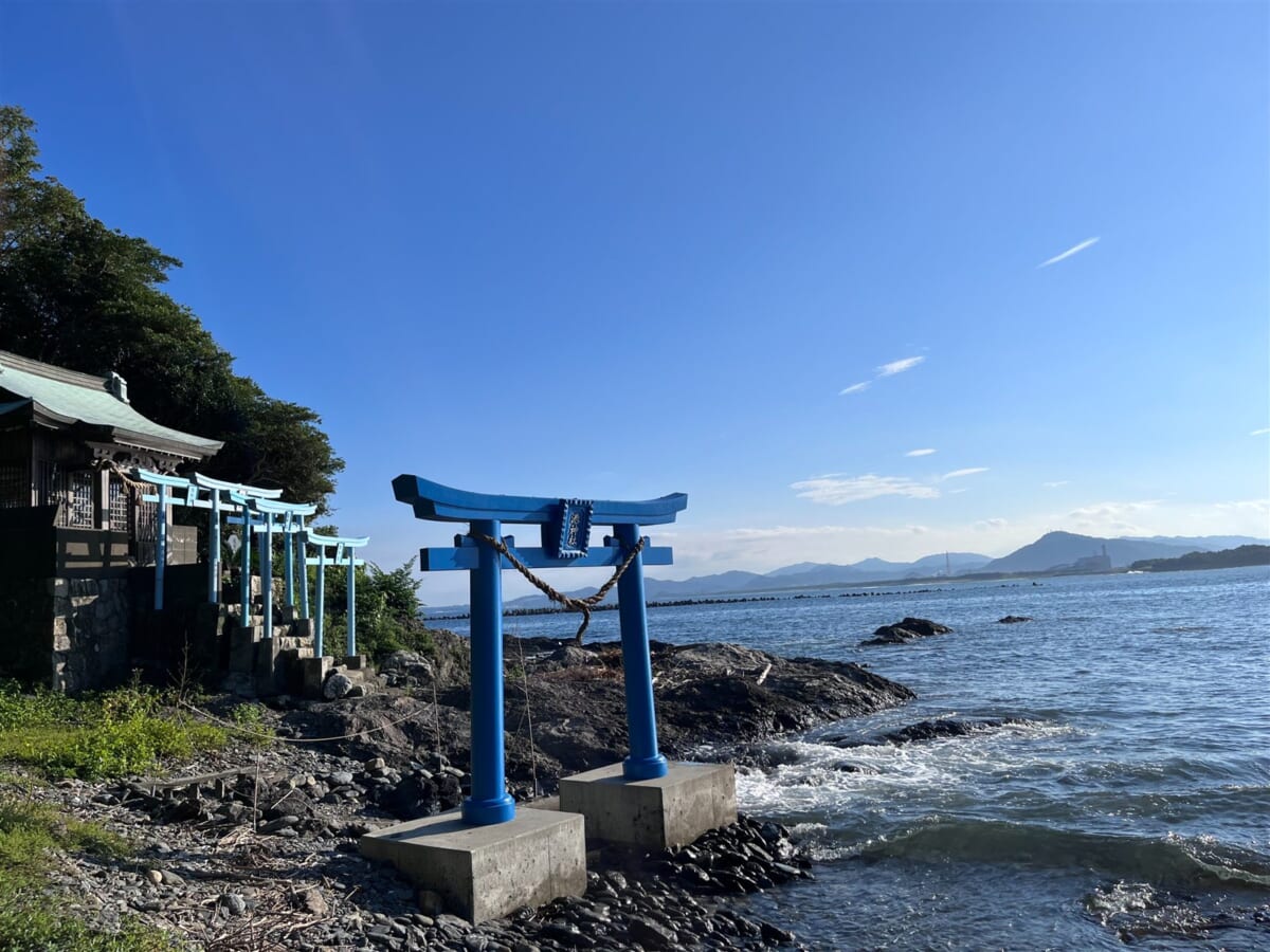 港神社（海沿いに並ぶ青い鳥居）