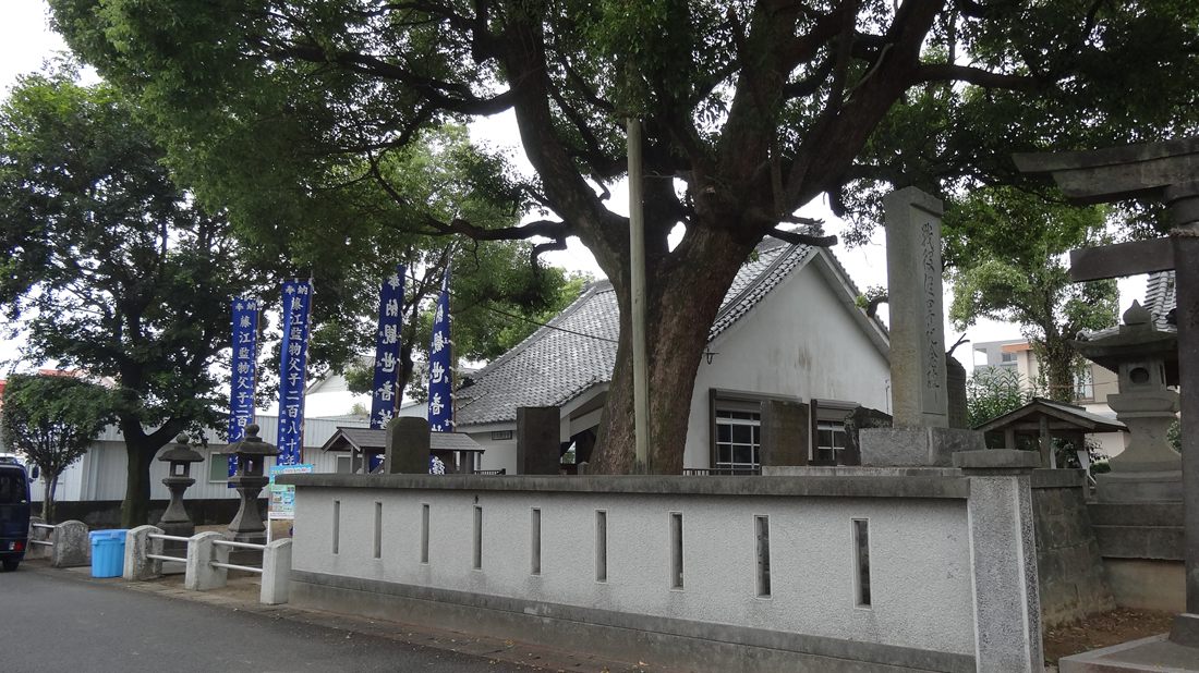 藤江監物父子ののぼりが立つ出北観音堂(延岡市)