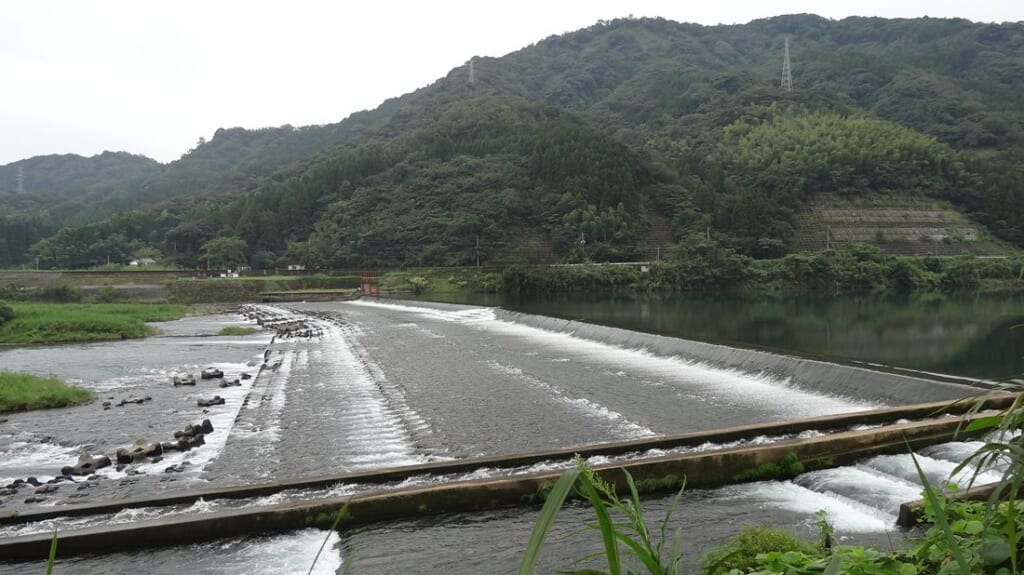 五ヶ瀬川に架かる岩熊井堰の全景(延岡市)