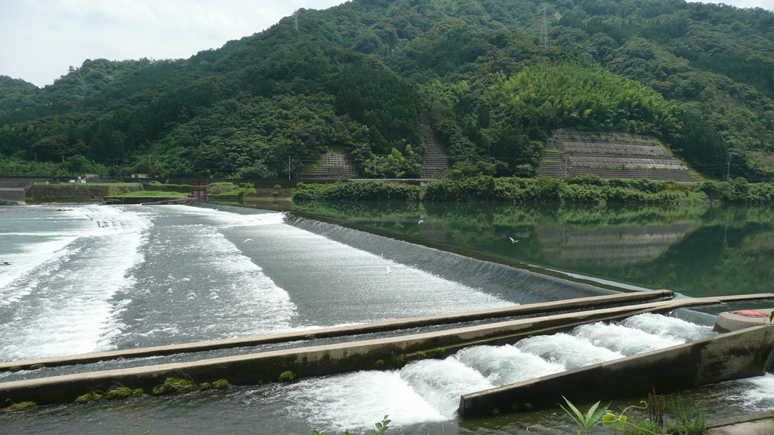 堰を越えて流れ落ちる岩熊井堰の水(延岡市)
