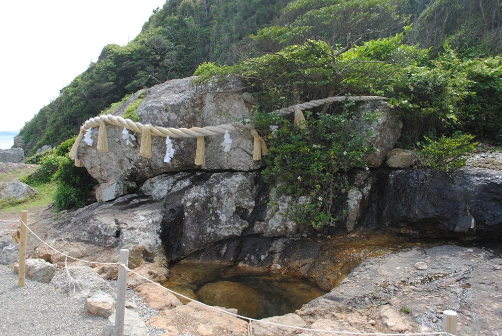 大御神社 しめ縄が張られた日本最大級のさざれ石