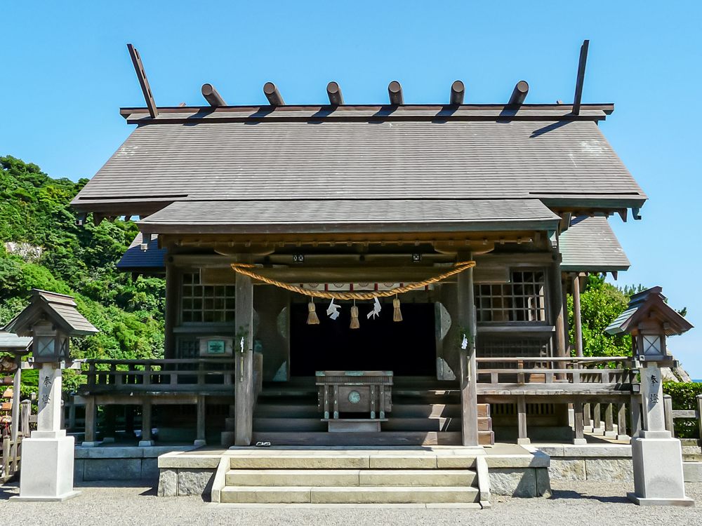 大御神社 青空に映える大御神社の社殿正面
