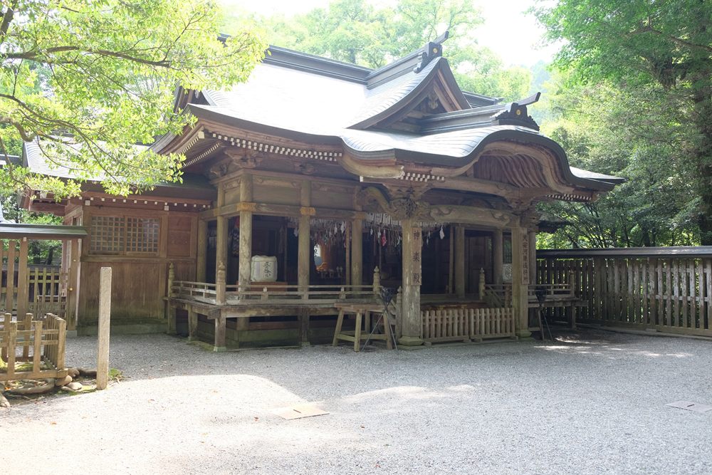 天岩戸神社・天安河原 木立に囲まれた天岩戸神社の神楽殿