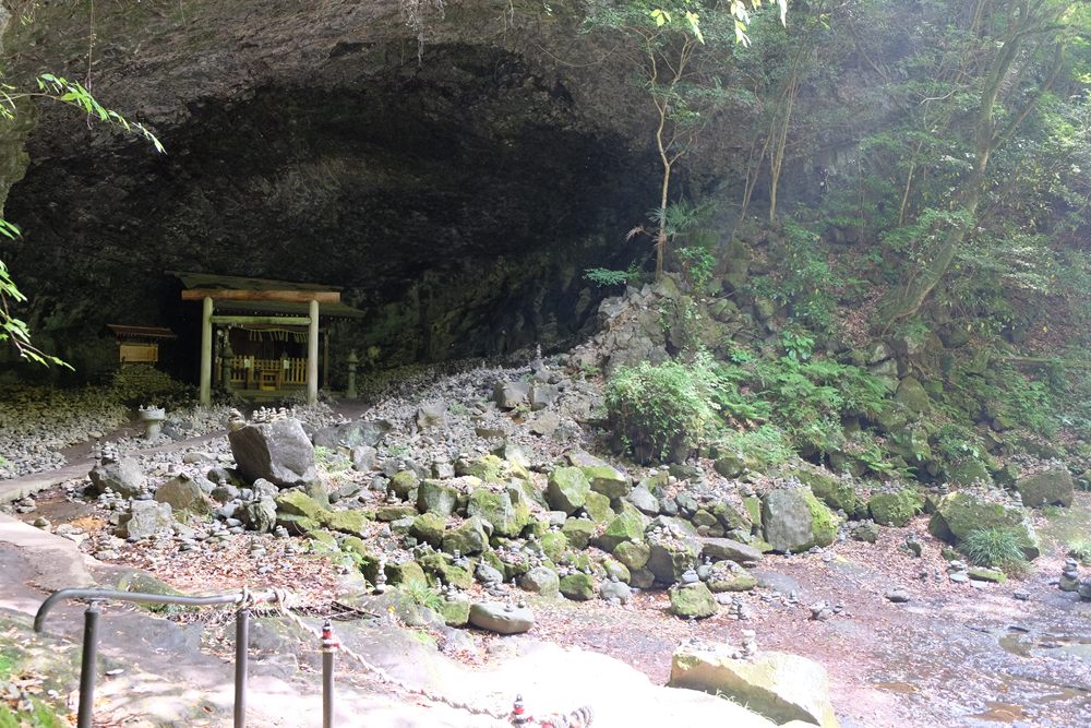 天岩戸神社・天安河原 天安河原の洞窟と積み上げられた無数の石