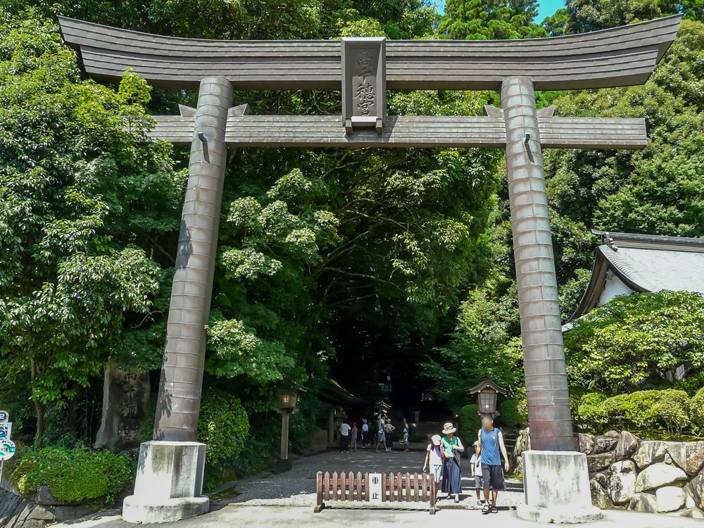 高千穂神社 境内入口にそびえる高千穂神社の大鳥居