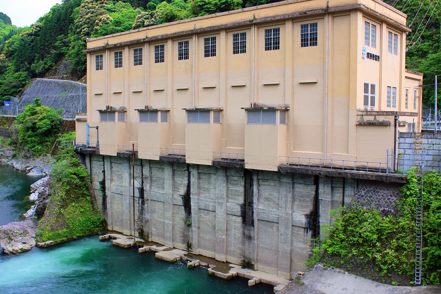 塚原ダム 耳川沿いに建つ塚原発電所。昭和初期の面影を残す