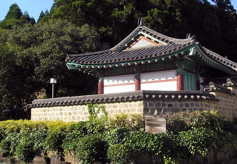 西の正倉院 西の正倉院に隣接する朱塗りの「百済の館」