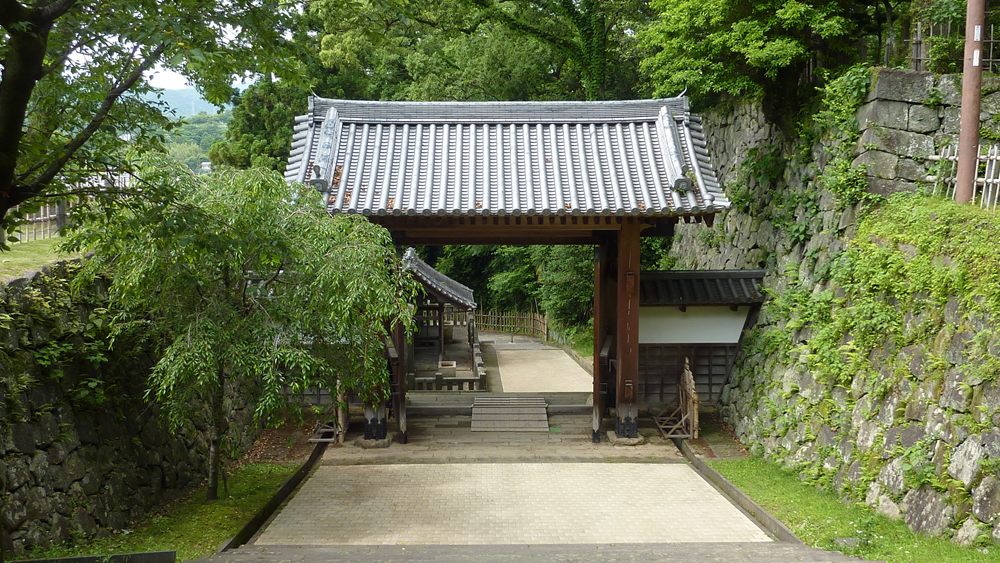 延岡城跡・城山公園 復元された延岡城の北大手門と両脇の石垣