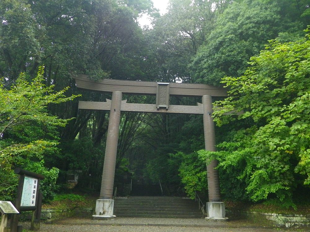 槵觸神社 槵觸神社の鳥居と石段の参道
