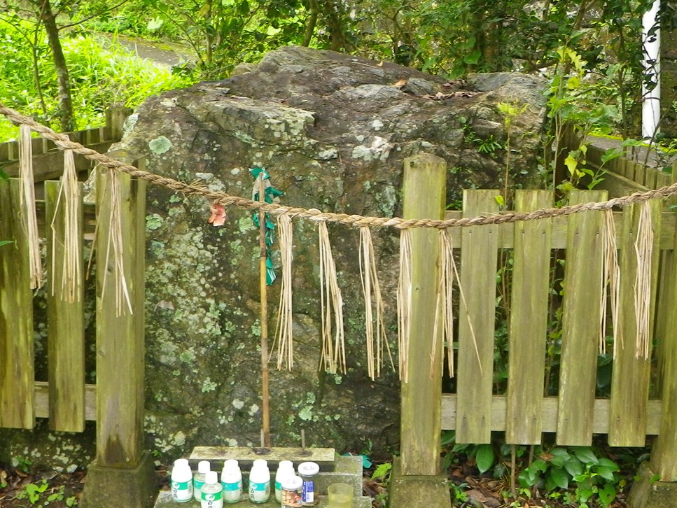 槵觸神社 しめ縄が張られた槵觸神社の夜泣き石