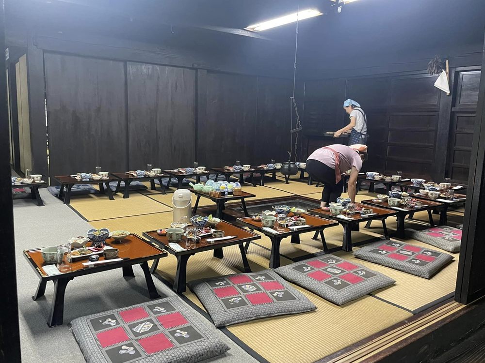 鶴富屋敷 鶴富屋敷の座敷に並ぶ郷土料理の膳