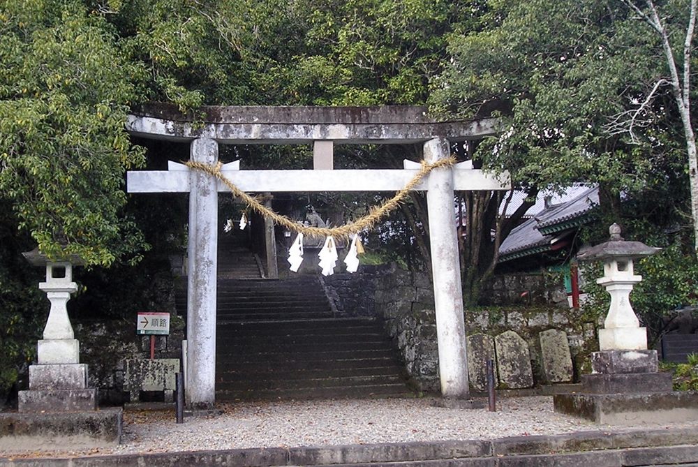 神門神社 参道入口に立つ神門神社の明神鳥居