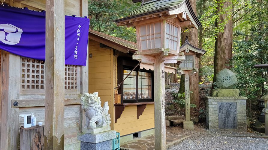 荒立神社 杉木立に立つ荒立神社の境内と灯籠
