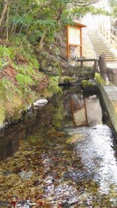 妙見神社 石灰岩の隙間から湧き出す「妙見神水」