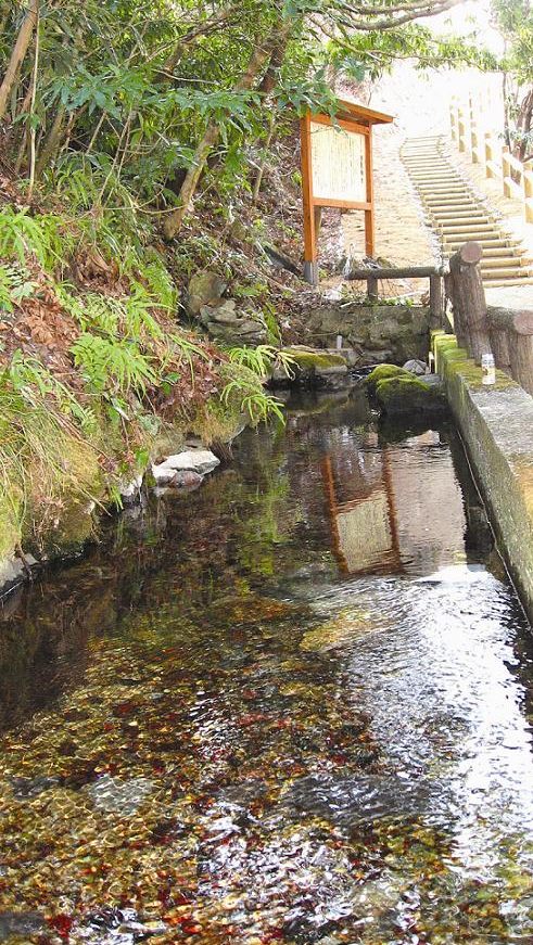 妙見神社 石灰岩の隙間から湧き出す「妙見神水」
