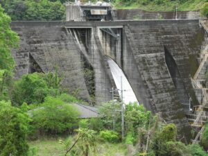 諸塚ダム 柳原川に築かれた諸塚ダム