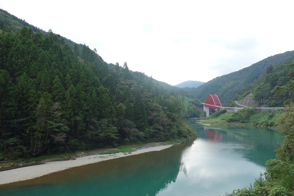 諸塚ダム 諸塚発電所の下部調整池となる山須原ダム