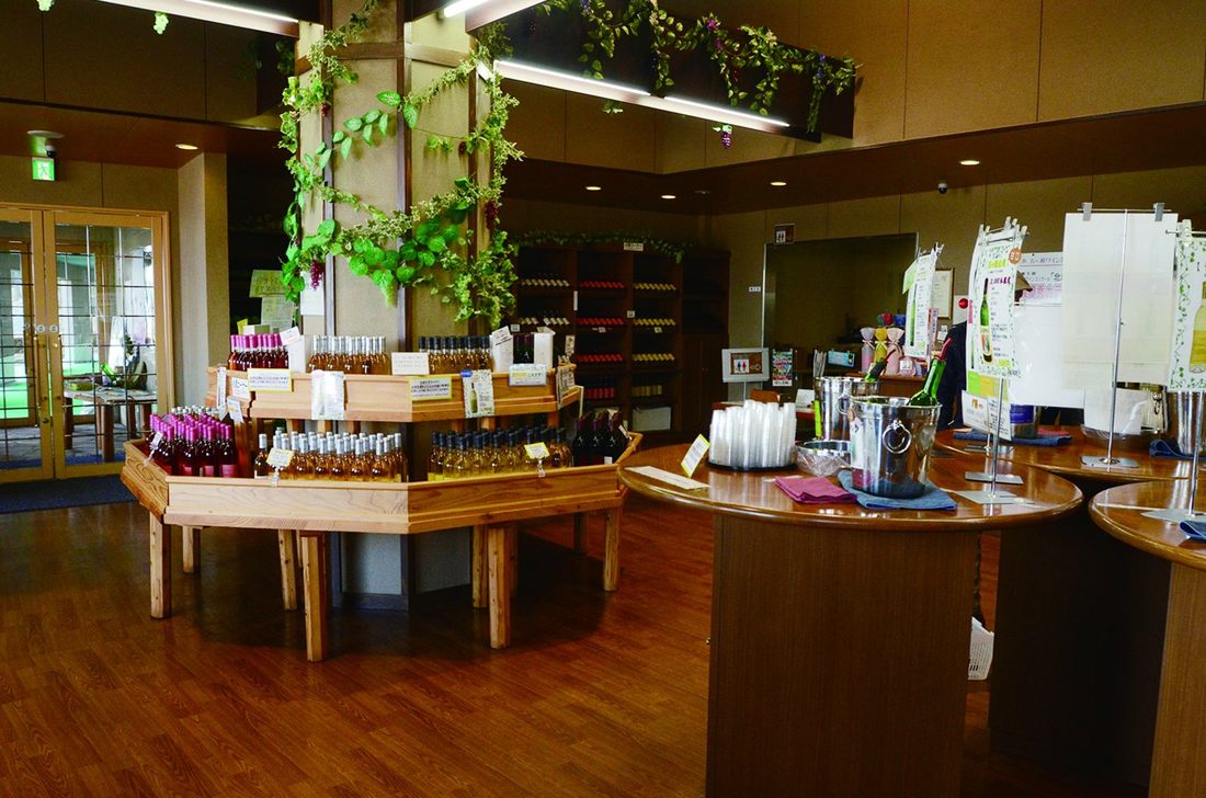 ワインが並ぶ五ヶ瀬ワイナリーの売店の店内