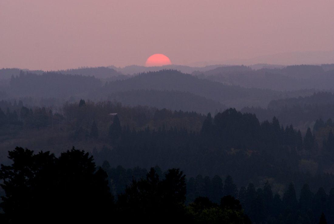 山並みの向こうに沈む夕日