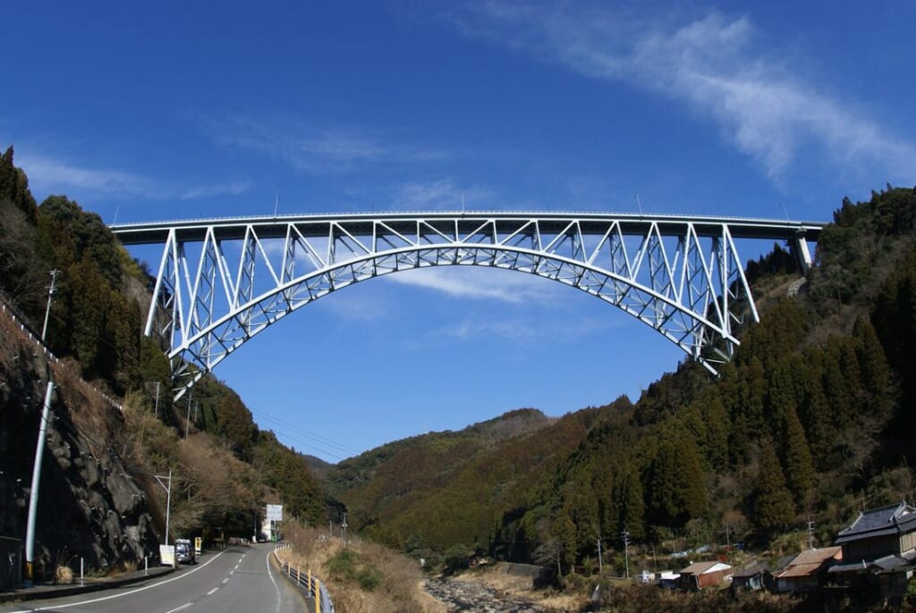 青空の下、峡谷に架かる青雲橋の全景