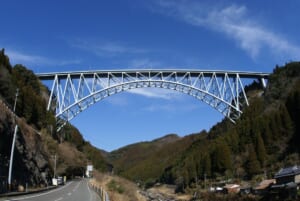 青空の下、峡谷に架かる青雲橋の全景