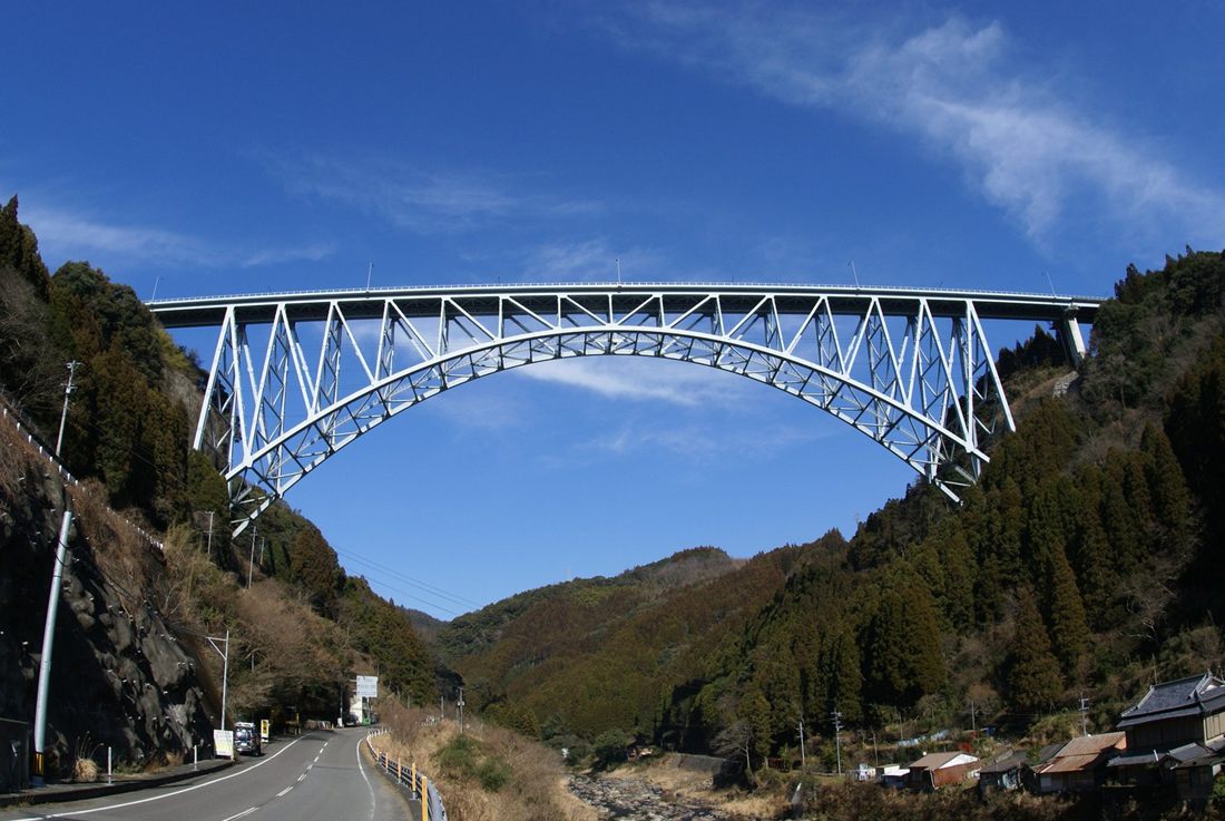 青空の下、峡谷に架かる青雲橋の全景