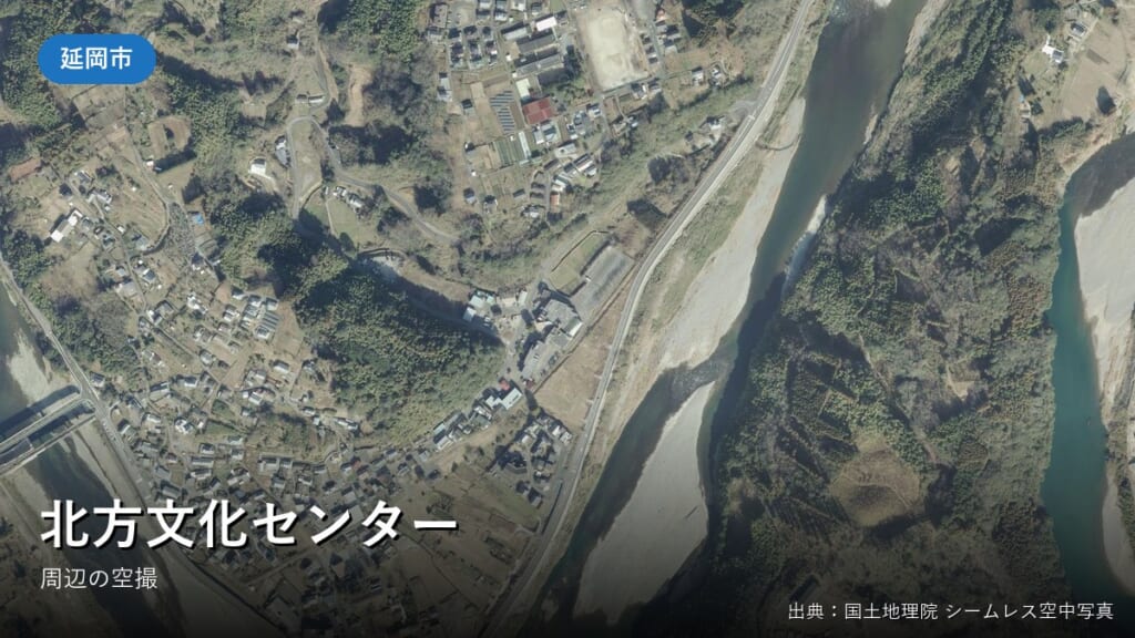 延岡市北方町川水流（北方文化センター周辺）の空中写真